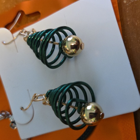 Christmas 🎄 Earrings - Picture 4 of 5